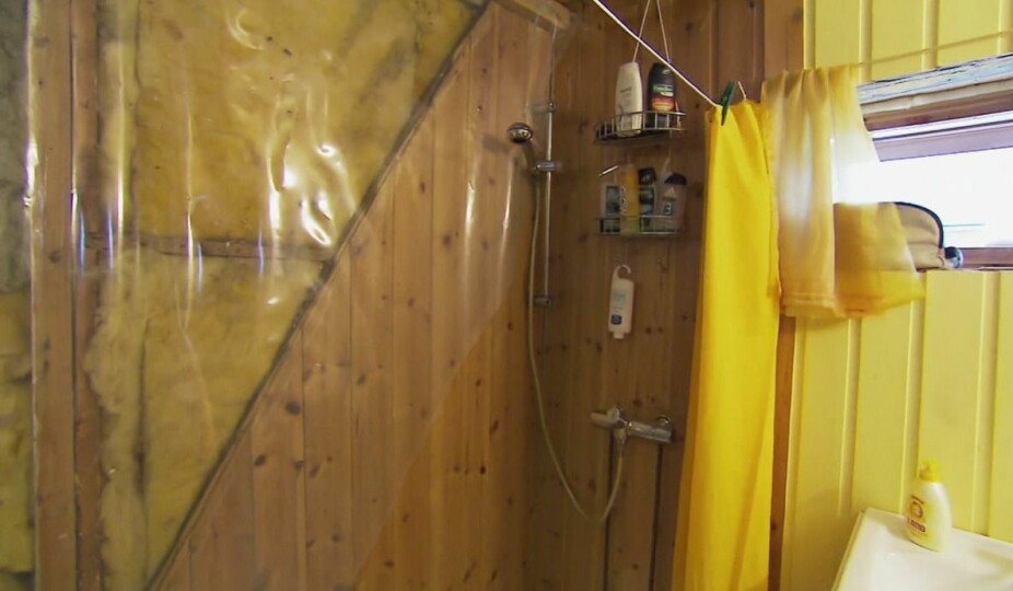FØR: Badet til Bruce og Svenne var helt krise da Otto og Sinnasnekker'n-teamet kom. FØR: Badet til Bruce og Svenne var helt krise da Otto og Sinnasnekker'n-teamet kom.