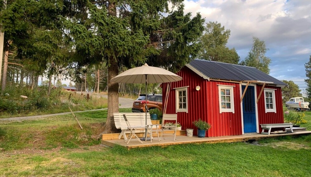 SELVBYGGET UTEPLASS: Svenne bygget uthus med vedbod og platting rundt. Eiendommen er enn helt annen i dag enn da Sinnasnekker'n dro fra stedet.