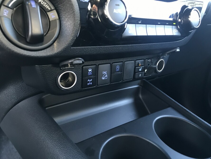 UTTAK: To 12V-uttak og en USB-port.