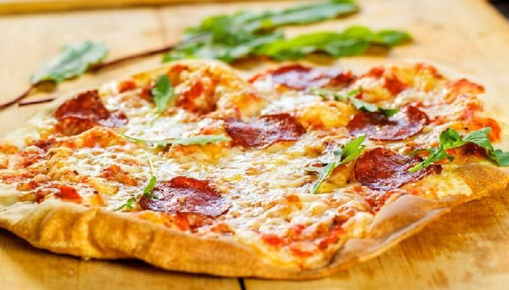 HJEMMELAGET: Det er et par ting du kan gjøre for å lage pizza med restaurantkvalitet hjemme. Oppskriften på denne pizzaen finner du lenger ned i artikkelen.