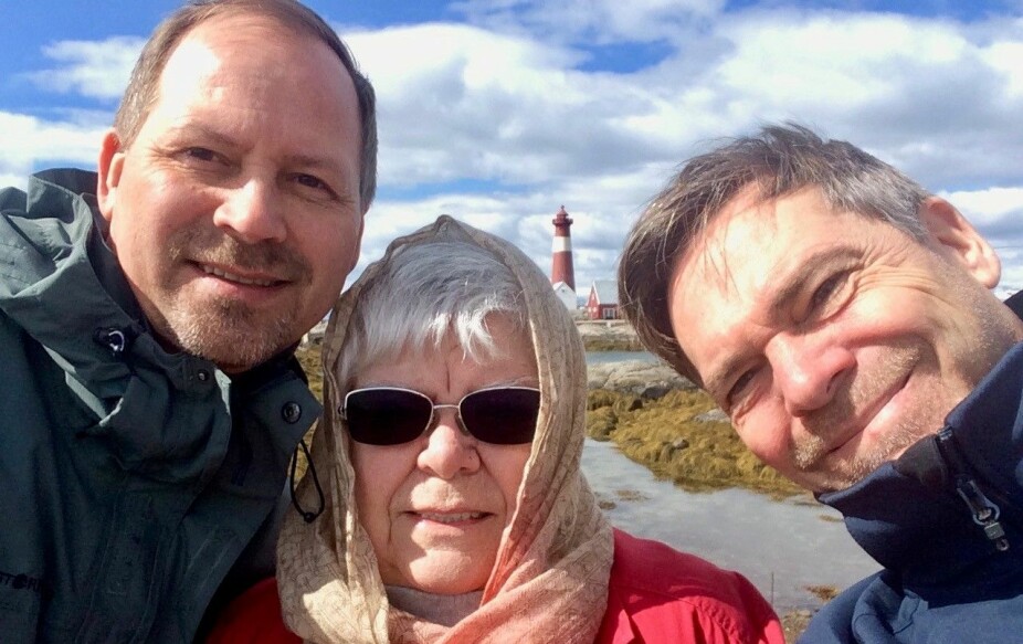 HAR MER FRITID: Etter at de fikk boligen på stell har Svenne og Bruce mer tid til venner og familie, bl.a svigernmor. HAR MER FRITID: Etter at de fikk boligen på stell har Svenne og Bruce mer tid til venner og familie, bl.a svigernmor.