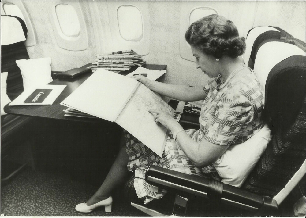 <b>CELEBER GJEST:</b> Dronning Elizabeth II om bord i Concorde i 1977. 