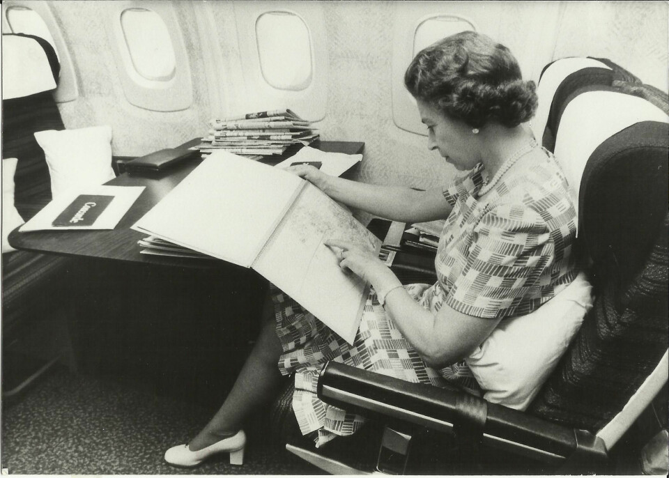 CELEBER GJEST: Dronning Elizabeth II om bord i Concorde i 1977.