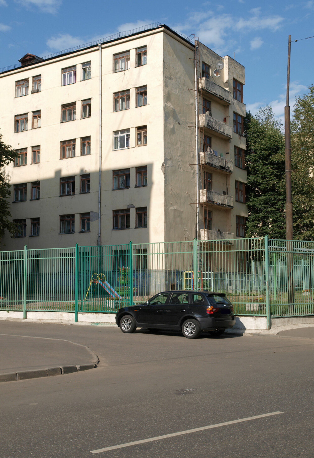 <b><SPAN CLASS=BOLD><STRONG>LOSJI:</b></strong></span> Dmitri Badin har stadig overnattet her i det russiske militær­akademiets herberge, i følge parkeringsbiletter han har betalt.