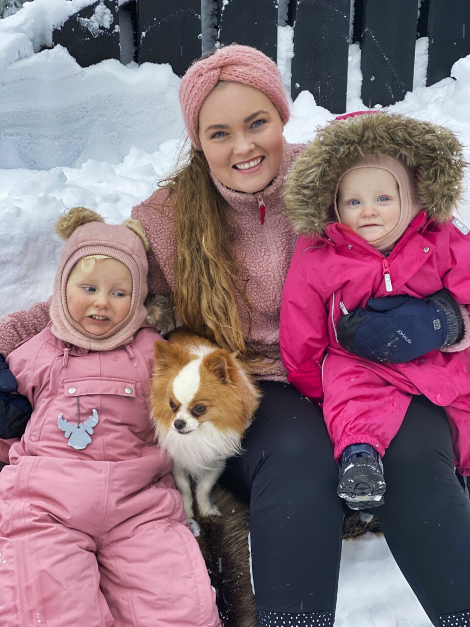 KOS PÅ HYTTA: Mamma Christina med hunden Leo og døtrene Ylva og Eleah. Dagen etter får de vite at hjemmet deres er truet av et leirskred.