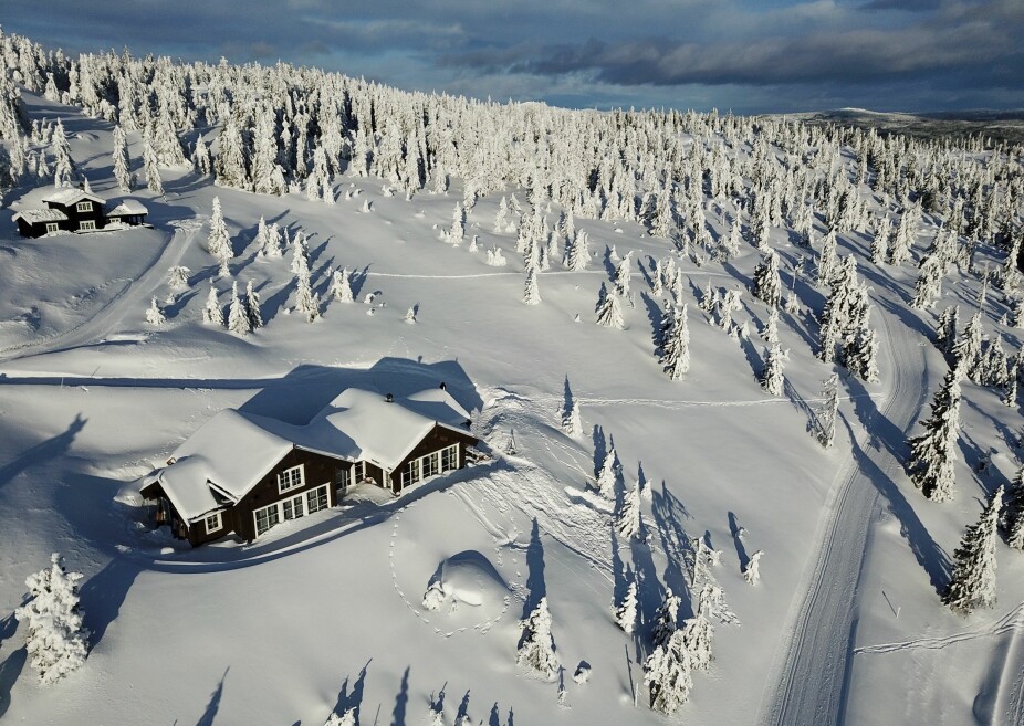 MAJESTETISK BELIGGENHET: Et dronebilde tatt i februar 2020 viser hytta i vinterlige omgivelser.