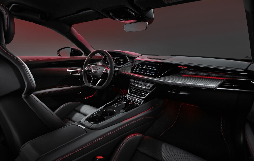 <b>BARSKT:</b> Føreren og passasjeren sitter sportslig og lavt, separert av en bred konsoll. Audi virtual cockpit plus (12, 3 tommer) og MMI touch display (10,1 tommer) er standard.