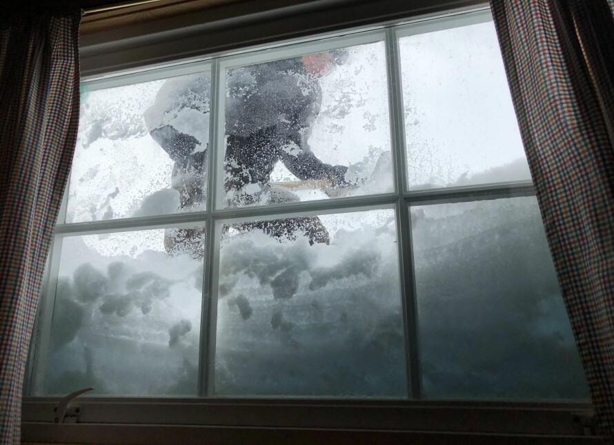 LITT GRAVING I FORKANT AV DOBESØK: Men noen utedo fant vi ikke på Spennhytta.