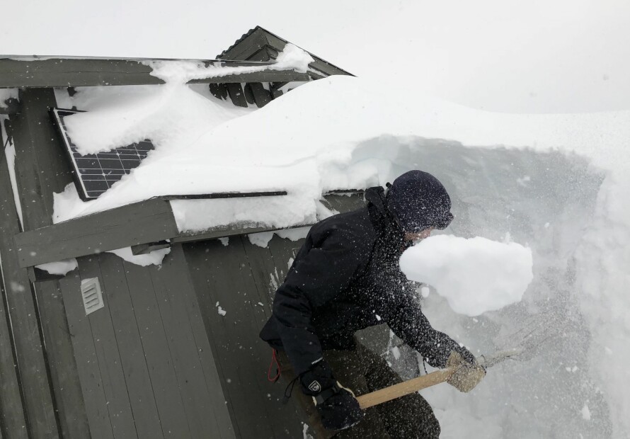 GRATIS TRENING; Grunnet vind var det mye snø på den ene siden av Spennhytta.