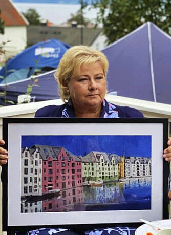 <b>ERNA FIKK BILDE:</b> Ett av bildene Wenche har malt, henger trolig på Statsministerens kontor.