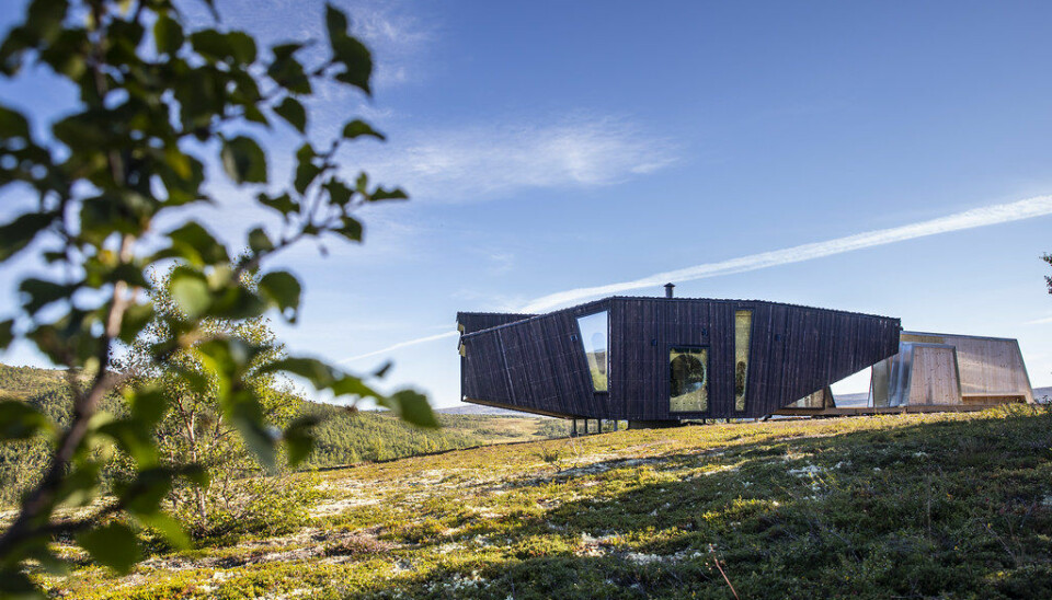 UFO-HYTTA I MIDT-NORGE: Hytta er satt opp av elementer i massivtre. Det er kun brukt noen få stålbærere for å få hytta til å stå stødig. Disse pilarene skaper en svevende følelse, men det gjør også at avtrykket etter hytta begrenses, ifølge Statskog.