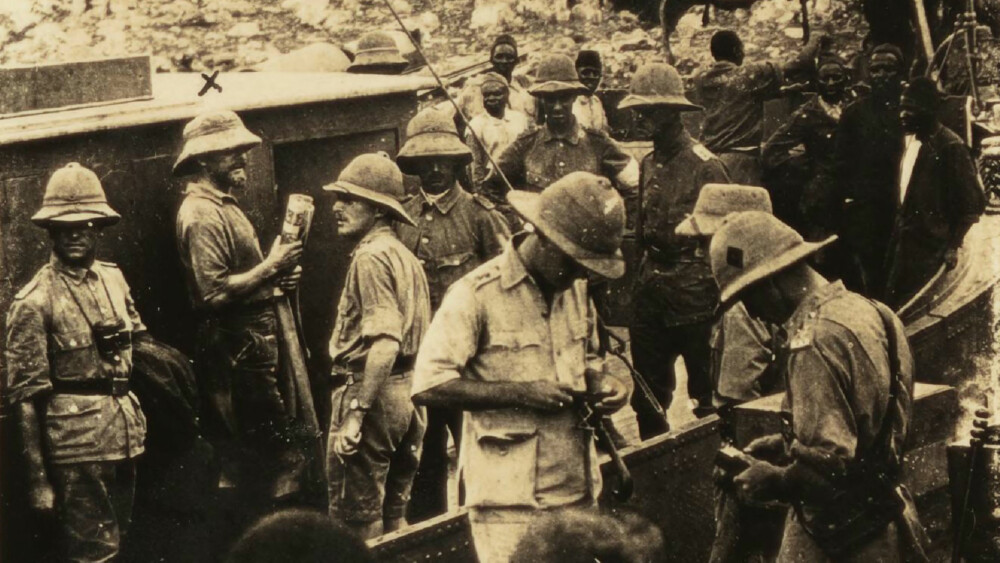 <b>IKKE VARSLET:</b> Paul von Lettow-Vorbeck og hans tyske og afrikanske soldater ga først fra seg våpnene to uker etter første verdenskrigs slutt. Lettow-Vorbeck er markert med kryss over hodet.