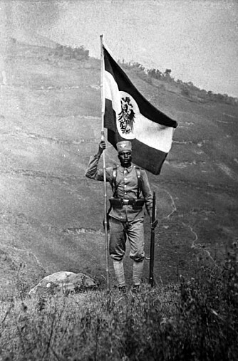 <b>SPESIELL ARMé:</b> Paul von Lettow-Vorbecks Schutztruppen besto av en høyst uvanlig blanding av tyske og afrikanske soldater − alle likestilt og vurdert etter kampevne, ikke hudfarge. Her; en askari-soldat med det tyske keiserflagget.