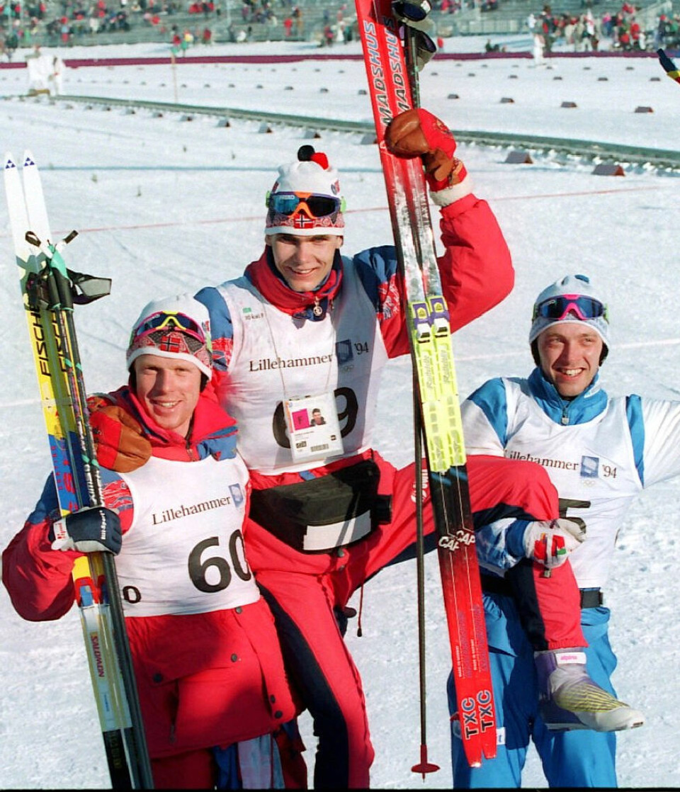 NORGE MOT VERDEN: Bjørn Dæhlie (t.v.) og Mika Millylä (t.h.) tok sølv og bronsje på utstyr fra Østerrike og Frankrike. Thomas Alsgaard sørget for helnorsk gull på 30 km i Lillehammer-OL.