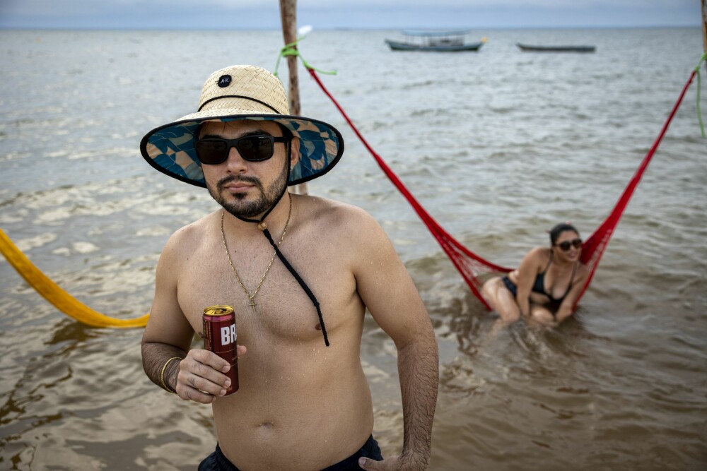 <b>HALVVEIS DEKKET AV VANN:</b> Roberto fra Manaus med øl og sombrero, reklamerer for den ultimate måten å kjøle seg ned på.