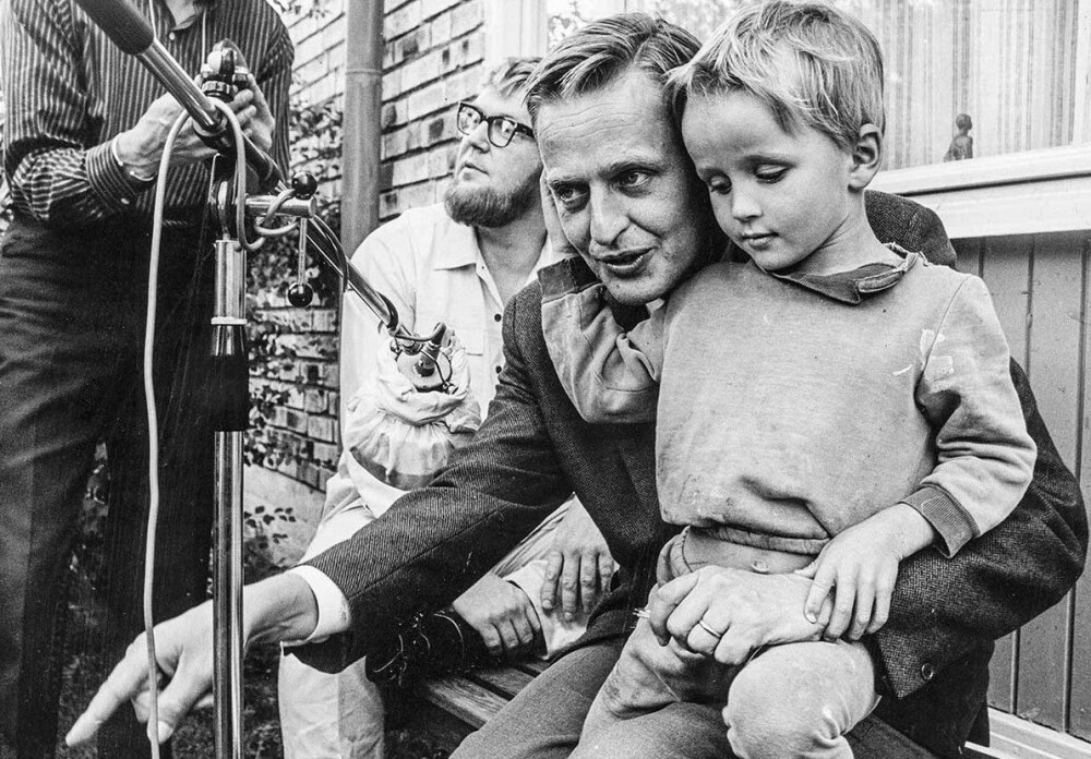 <b>LØY TRE GANGER FØR HANEGAL:</b> Olof Palme med sønnen Mårten og regissør Vilgot Sjöman (bak) under innspillingen av mykpornofilmen Jag är nyfiken – gul.