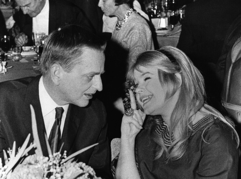 MYKPORNO-FAN: Olof Palme hygger seg med hovedrolleinnehaver Lena Nyström fra mykpornoklassikeren Jag är nyfiken − gul.