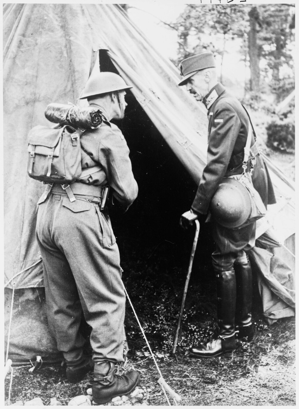 <b>STORFINT BESØK:</b> Kong Haakon inspiserer et norsk teltlag hos de norske styrker i Storbritannia.