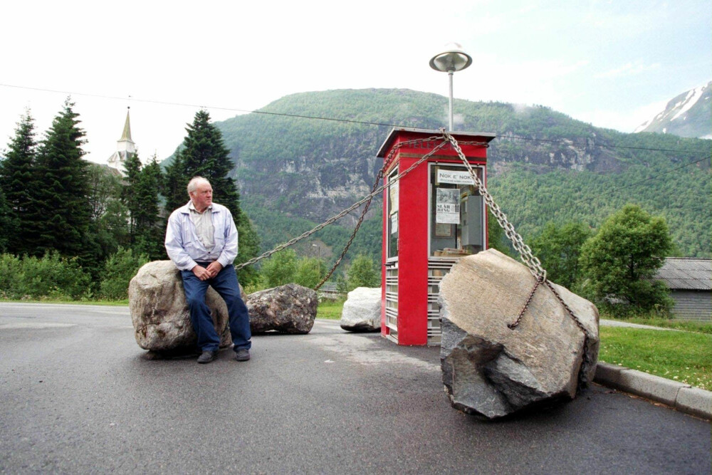 <b>MOTSTAND:</b> Da Televerket ville fjerne telefonkiosken på Bjørke i Hjørundfjorden, hentet lokalbefolkningen med Jarle Turbekkmo i spissen steiner fra fjellet og tjoret den fast.