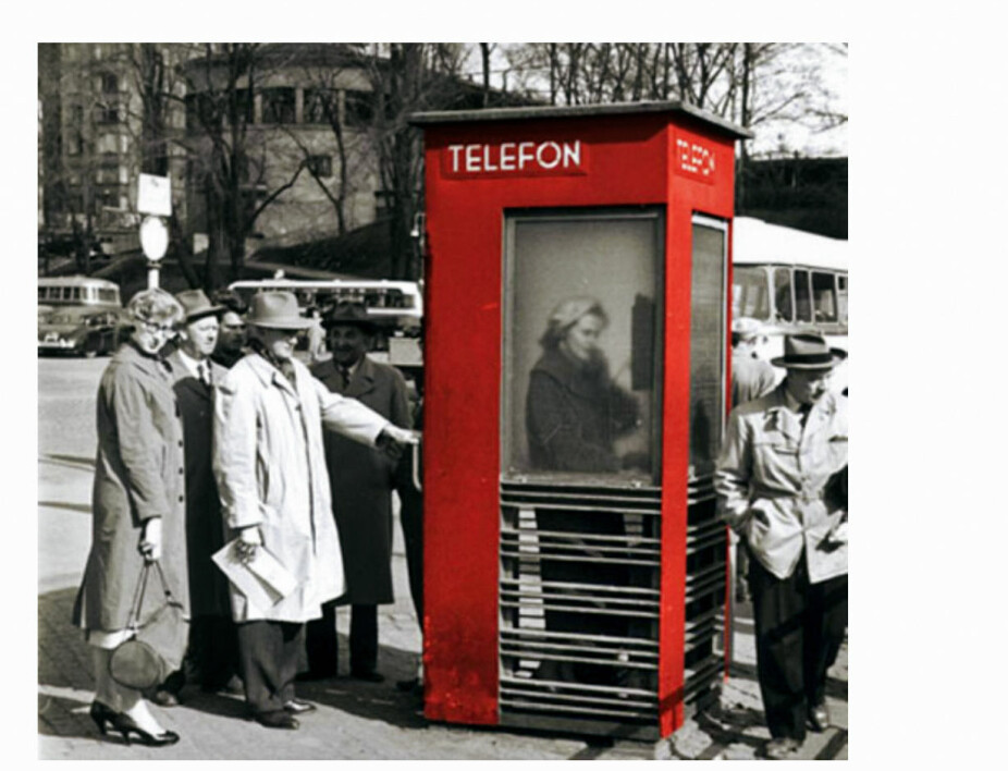 <b>I KØ:</b> Telefonkiosken – et rødt hus fylt med minner; glede og sorg, frustrasjon og kjærlighet.