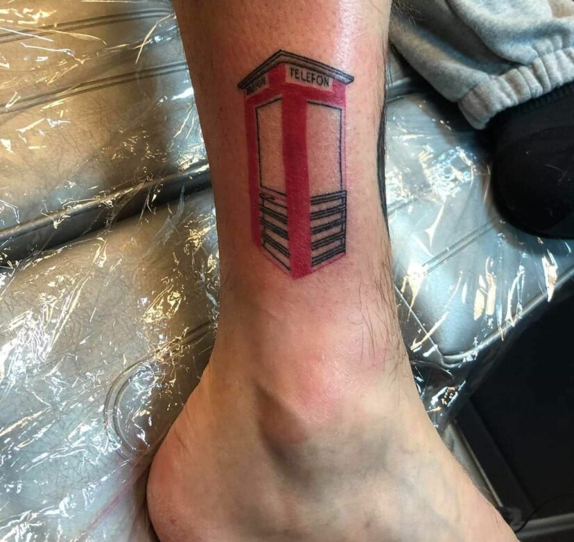 TELEFONKIOSK I BLEKK: I 2019 fikk Stian Røste seg en ny tatovering nederst på leggen. Kanskje er han alene i landet om å ha akkurat denne?