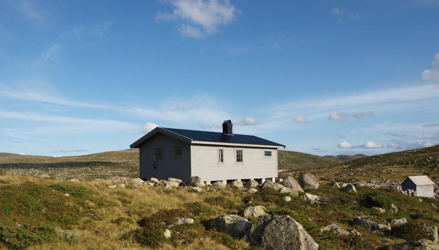 URDALSBU: Sjekk veibeskrivelsen: Ta RV 9 i Setesdal ca. 21 km til Rosskreppfjorden. Deretter 1 km opp
til demning og parkere bilen. med 11 km egen medbrakt båt til nordenden av Roskrepp- fjorden. Evt. 15 km fottur på austsida av fjorden.