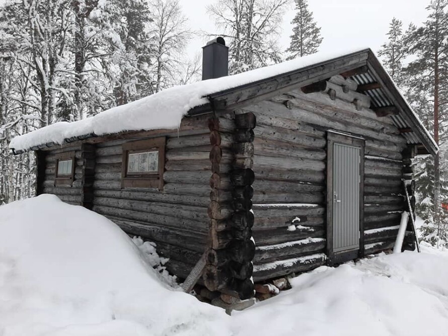 SVERKJEDAMMEN; Åpen koie i et spennende skogområde mellom Gardermoen og Hamar. Hytta ble omfattende restaurert i 2014.