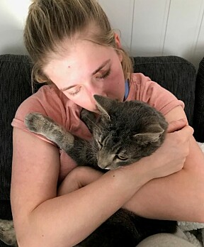 GJENFORENT: 40 dager etter skredet ble katten Sindy funnet. Her er hun trygg i armene til Pernille – Heidis datter.
Det er den største gaven de kunne få, sier familien.
