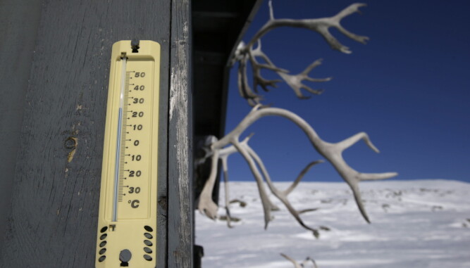 SOLVEGGEN: Nei, så varmt blir det neppe, men det kan bli behagelig i solveggen i vinterferien, dersom prognosene slår til. Bildet er tatt ved den vesle jakthytta Knartbu ved Høvringen i Rondane, 23. mars 2013 .