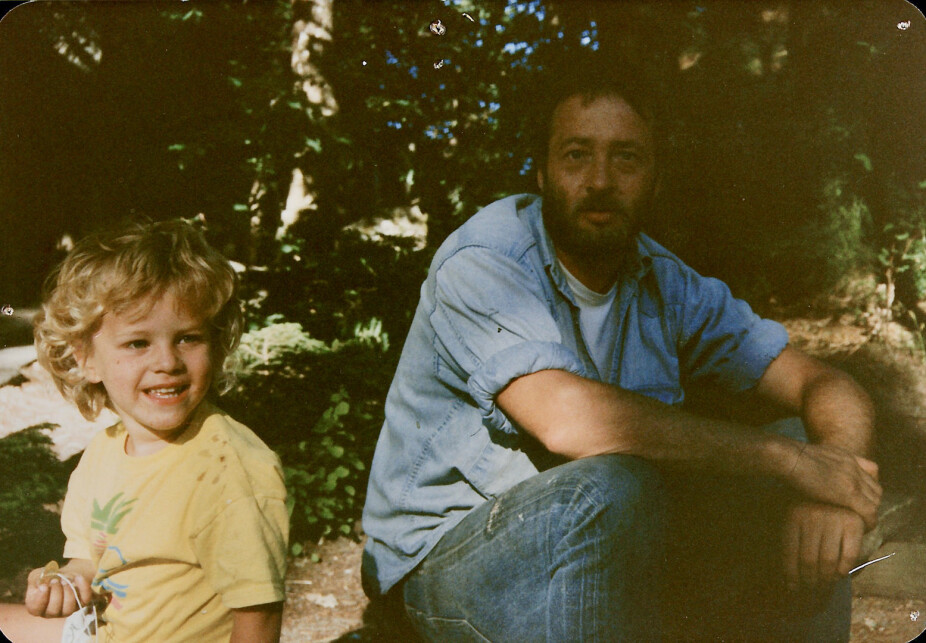 GODE MINNER: Jesper sammen med faren sin under kirsebærtreet på hytta på Sørlandet i 1988.
