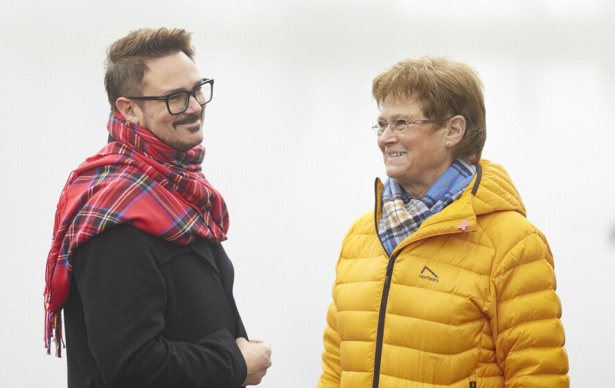 TETT FORHOLD: Han ble banket opp på skolen. Fikk høre at han måtte forandre seg, bli en annen. Han var nesten alltid redd. For dansedommer Tore Petterson har ikke livet bare vært en dans på roser. Da har mamma Ruth vært god å ha.