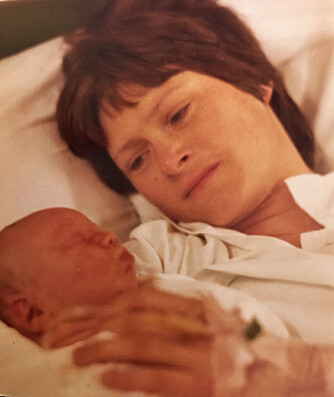 <b>EN SØNN:</b> Mamma Ruth med sin nyfødte yngstesønn, Tore. 