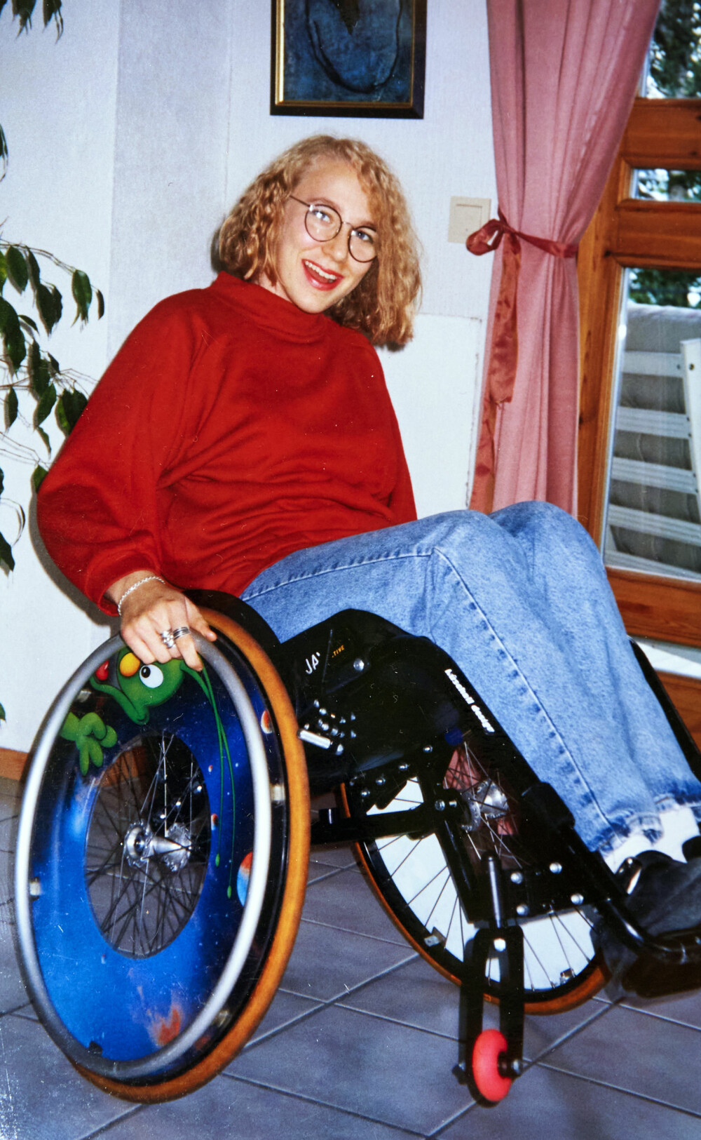 <b>RULLESTOL:</b> Gina fikk sin første rullestol som seksåring og har siden brukt den.