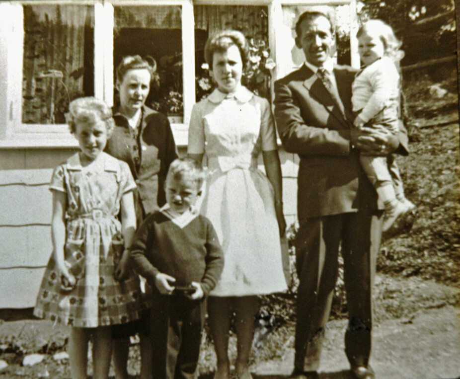 <b>FAMILIEBILDE:</b> Solveig og Karl med de fire barna som vokste opp sammen med dem; Karin, Sigfrid, Dag Harald og Borgar. 