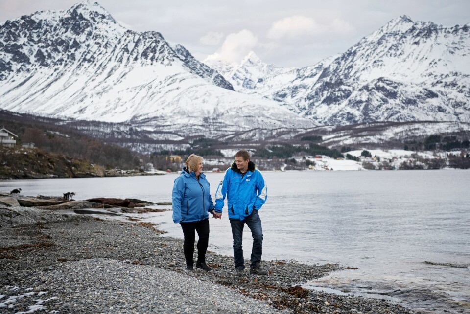 STORSLÅTTE OMGIVELSER: Paret bor i dag i Lyngseidet og er omgitt av vakker natur.