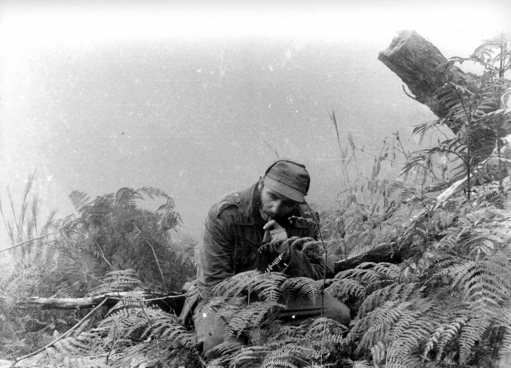 <b>GERILJALEDEREN:</b> De 12 som overlevde blodbadet i 1956, dannet en geriljahær, og angrep regjerings­styrkene fra sitt tilhold oppe i fjellene. Her legger Castro planer under kamphandl­inger i desember 1957.