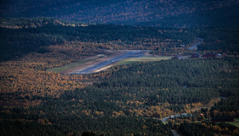 <b>RØKKE-STRIPA:</b> Oppdal har egen flyplass med 1000 meters rullebane, like ved E-16 (nederst til høyre). Kjell Inge Røkke ønsket å betale for enda lengre bane da han i sin tid disponerte en Boeing 737 Business Jet.