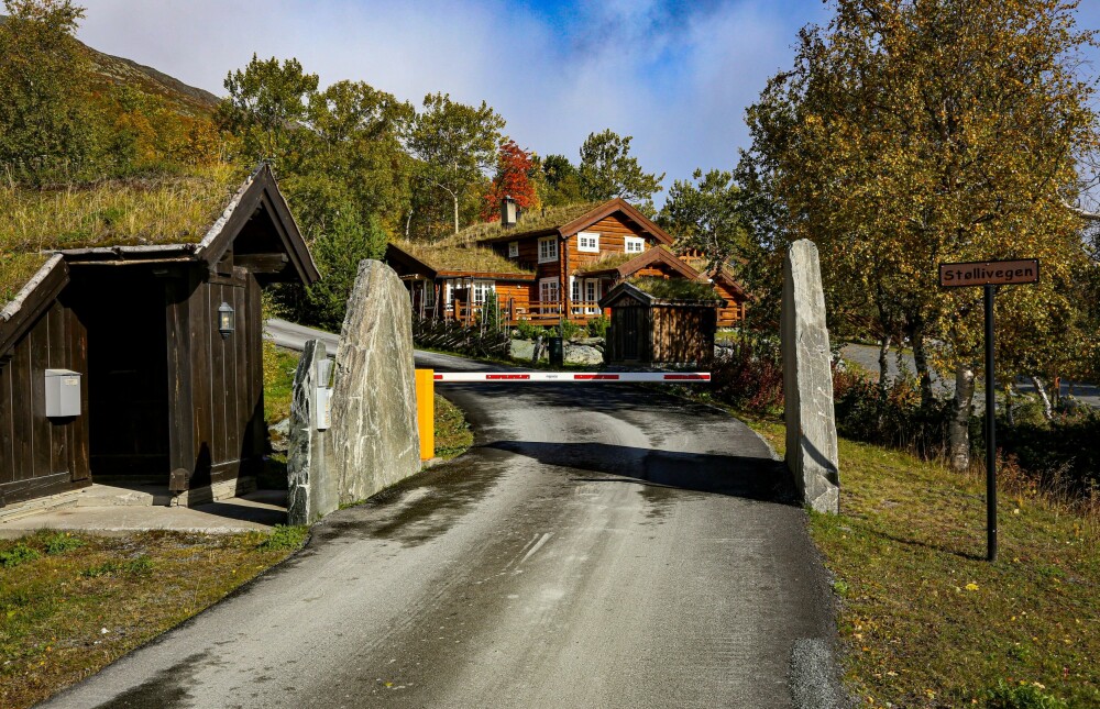 <b>RØKKE-VEIEN:</b> Et bomanlegg viser tydelig at veien til Røkkes hyttepalass i Stølslia ikke er for allmenn­-<br/>heten.