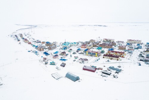 <b>BOSETNING PÅ TUNDRAEN:</b> Bildet viser Panaevsk, en av urfolkets fastere bosetninger på tundraen. Landsbyen ligger ved bredden av elven Ob. 