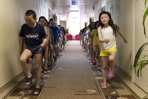 <b>GYM PÅ SKOLEN:</b> Nenets-barn deltar i en innendørs gymtime på internatskolen. 