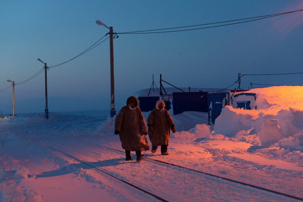 <b>PÅ JERNBANE­STASJONEN:</b> To nenets  ankommer en jernbanestasjon på tundraen for å ta imot familiemedlemmer som kommer hjem fra byen. De vil frakte de nyankomne med snøskuter den siste biten fram til bosetningen.