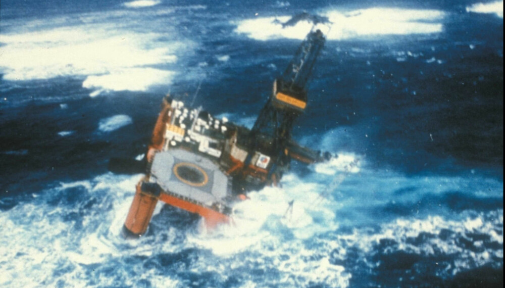 GRUNNSTØTTE: I orkanen ble "Deep Sea Driller" blåst på grunn på Fedje nord for Bergen 1. mars 1976.