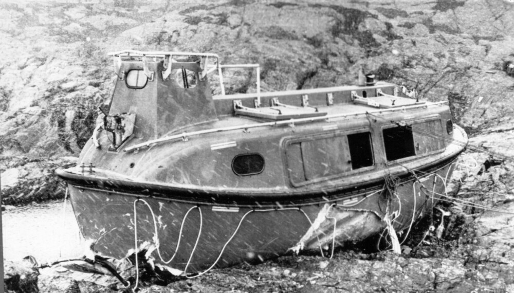 HARD MEDFART: Etter evakueringen ble livbåten skylt på land et par kilometer nord for havaristedet. Gunnar Matre overlevde, som den eneste av de syv som hadde klamret seg fast på utsiden.