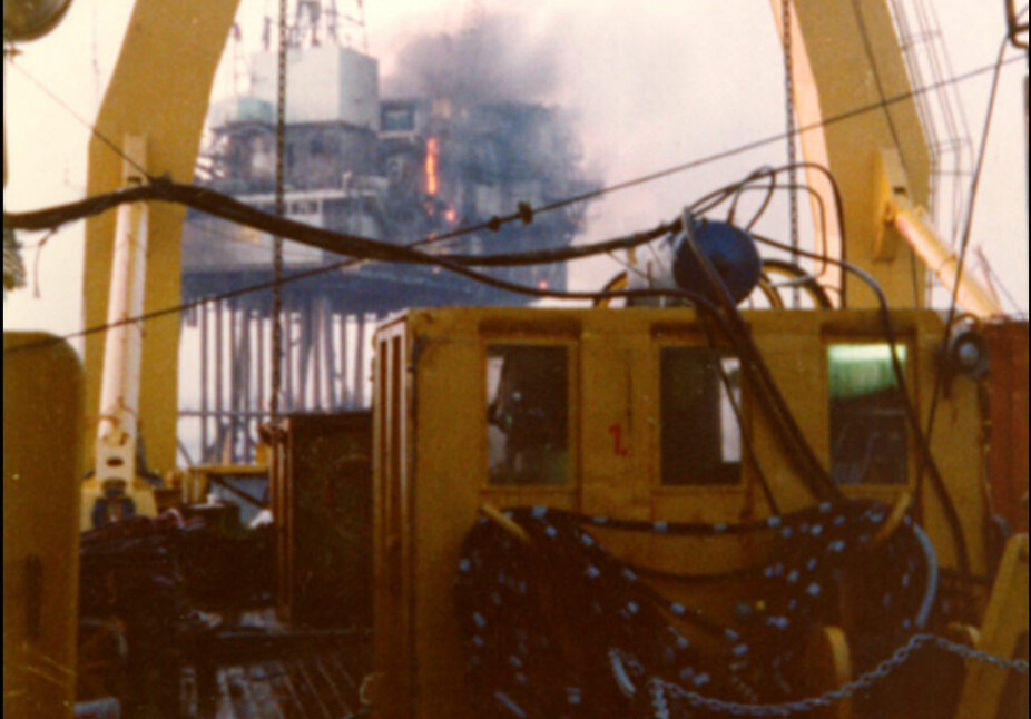 BRANNPANIKK: Den dramatiske brannen på Alfa-plattformen sett fra akterdekket på dykkerfartøyet "Seaway Falcon".