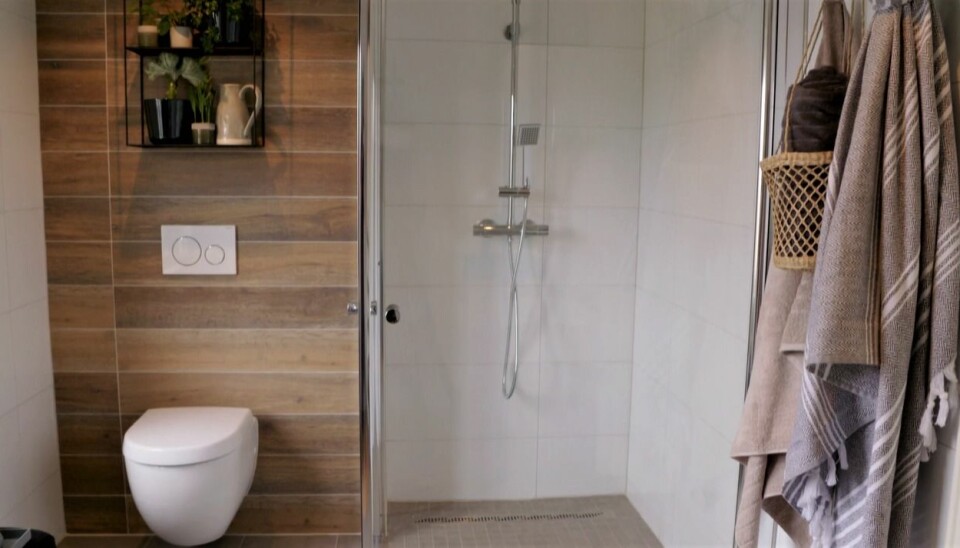 BADET ETTER: Sinnasnekker'n sørget for at familien slapp å dusje på det rå betonggulvet i kjelleren, og plutselig fikk tilgang på et normalt bad.