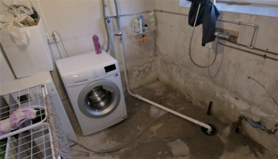 GRØSS OG GRU: Her dusjet rørleggeren og hans familie på Skiptvet.