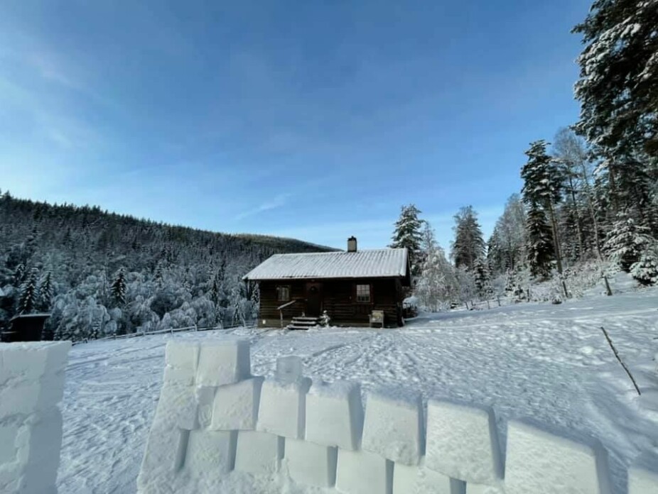 ISBLOKKER: Morten Kanne-Hansen bygget en snøborg foran den enkle hytta i Hallingby.