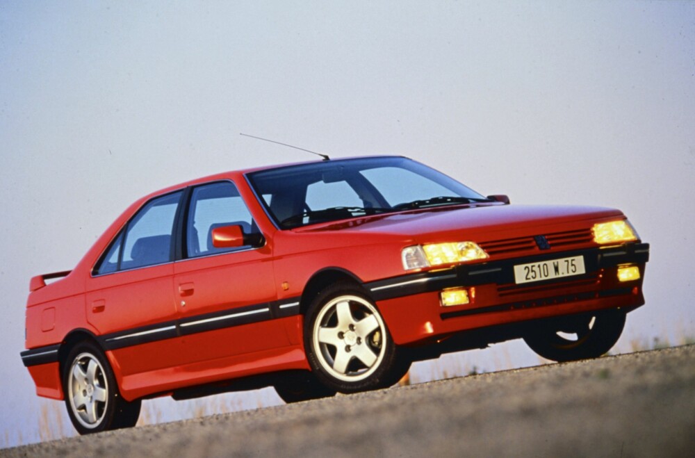 <b>DET GLADE 90-TALLET:</b> Peugeot 405 T16 kom i en periode da Peugeot virkelig kjørte på med morsomme modeller. 