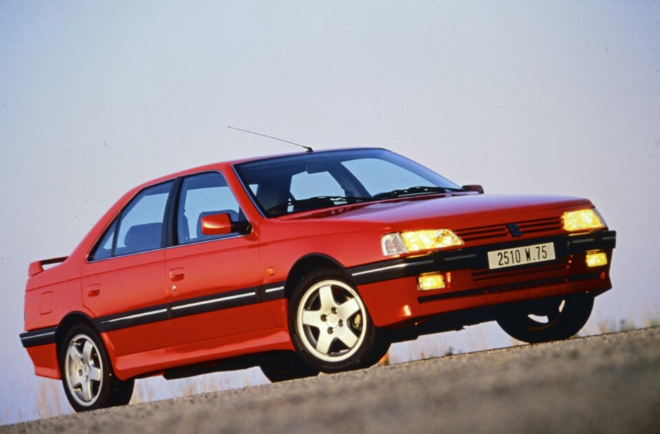 DET GLADE 90-TALLET: Peugeot 405 T16 kom i en periode da Peugeot virkelig kjørte på med morsomme modeller.