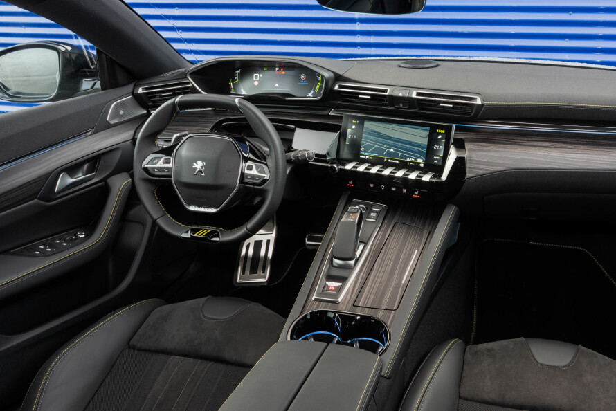 MYE UTSTYR: Alcantara-skinn og sportsratt er blant standardutstyret.